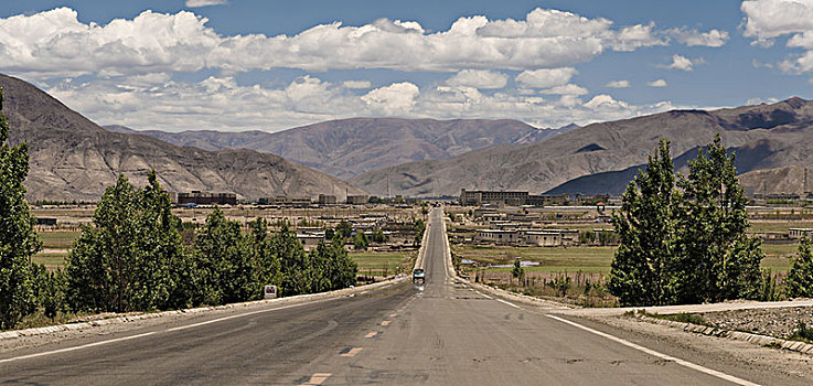西藏道路自然风光