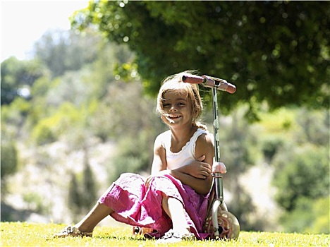 金发,女孩,6-8岁,坐,滑板车,公园,微笑,头像