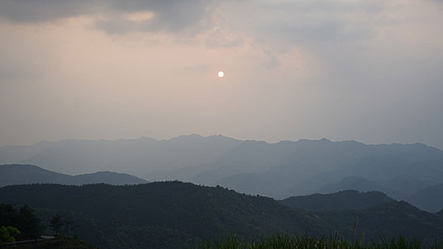 站在高山之上看日落与晚霞