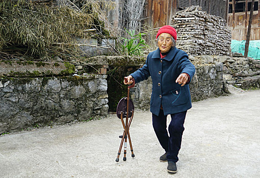 重庆酉阳,初冬敬老暖,104岁老人健步如飞秀健康