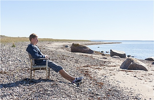 男青年,坐,放松,椅子,海滩