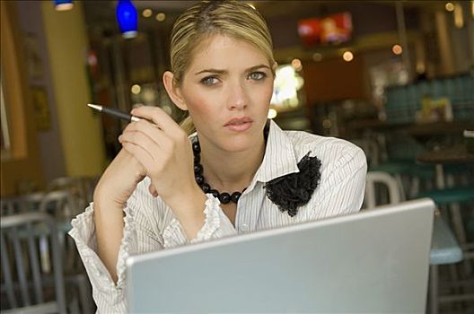 肖像,职业女性,坐,正面,笔记本电脑,餐馆