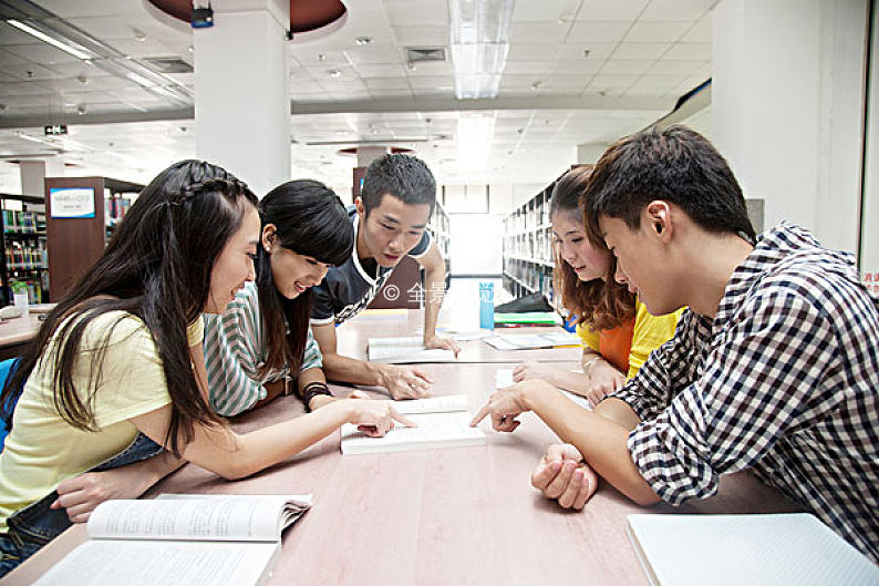 大學生在圖書館看書