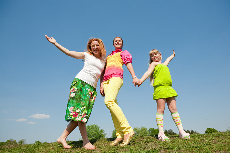 母亲,两个,女儿,跳跃,绿色,草地_高清图片_全景视觉