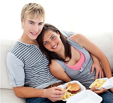 青少年,情侣,吃,汉堡包,炸薯条,在家