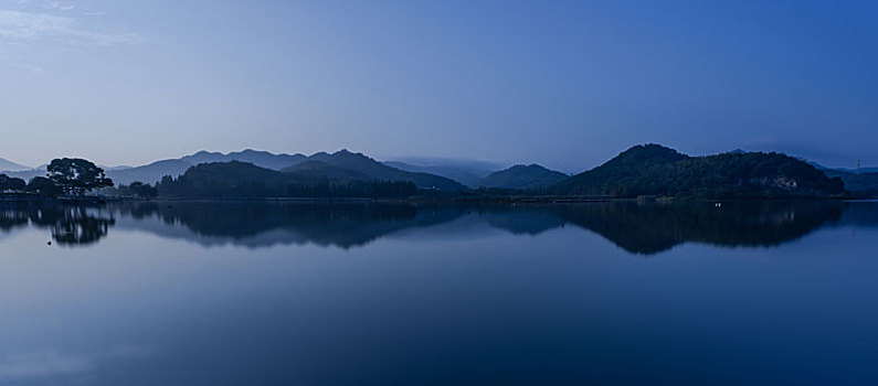 镜像水墨钱湖