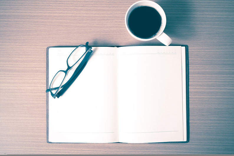 翻书_咖啡杯_旧式_风格_木头_背景_图片素材