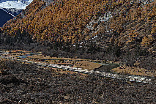 蓝天白云雪山高原