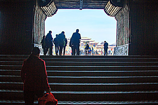 台阶,游客,大门