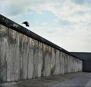 上方,柏林墙
