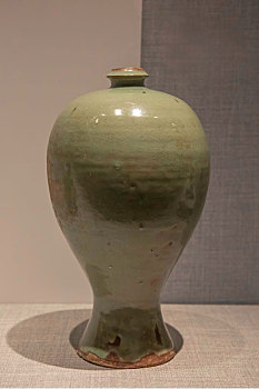 青釉瓷梅瓶