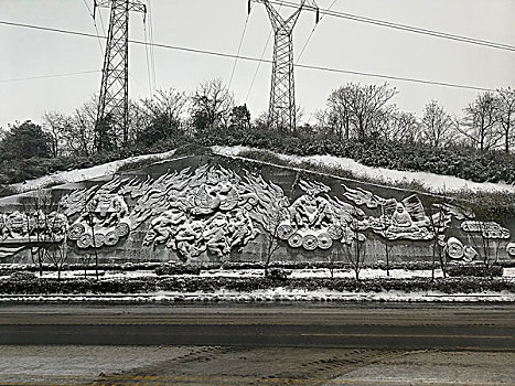 下雪后的铜雕塑
