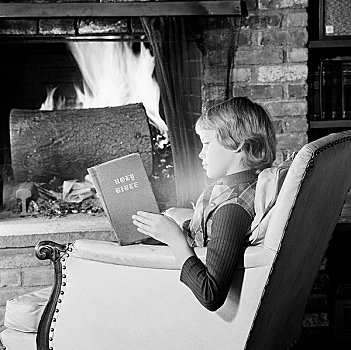 女孩,坐,椅子,正面,壁炉,读,书本