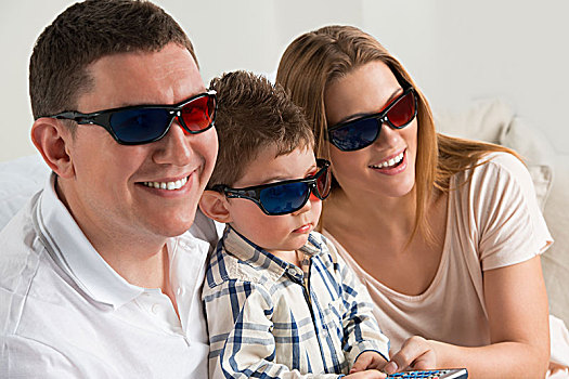家庭,笑,看电视,一起,客厅,戴着,3d眼镜