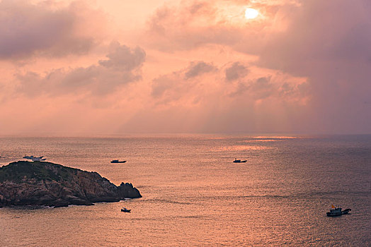 海岛日出日落风光