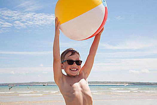 男孩,戴着,墨镜,海滩,拿着,充气,水皮球,高处,头部