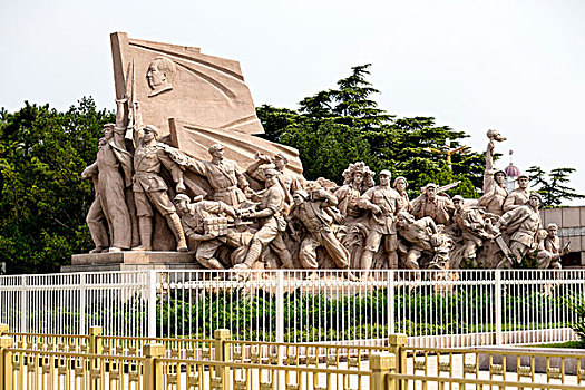 北京毛主席纪念堂门口两侧的雕塑