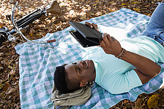 男人,数码,躺着,野餐毯,公园