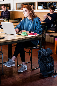 美女,长,红发,坐,桌子,工作,笔记本电脑