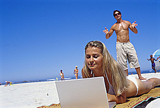女青年,躺着,海滩,工作,笔记本电脑