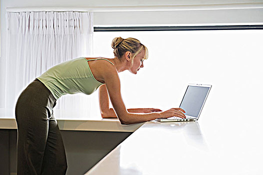 女人,靠着,台案,工作,笔记本电脑