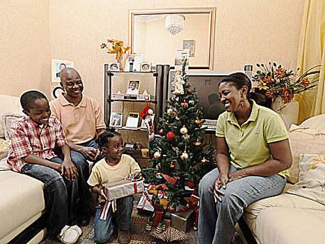 非洲,家庭庆祝圣诞,在客厅