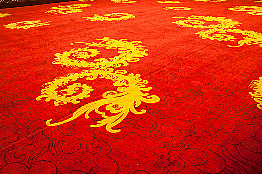 鲜艳的红色地毯