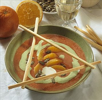 奶油西红柿汤,桔瓣,南瓜籽,棍形面包