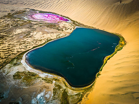 内蒙古阿拉善巴丹吉林沙漠的海子