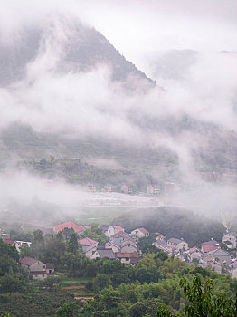 晨雾中的桐庐山村