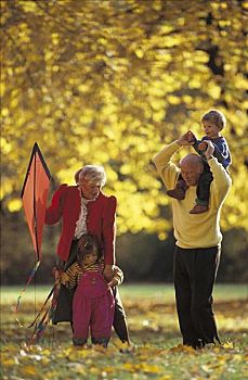 老年夫妇,男人,女人,祖父母,孙辈,女孩,男孩,玩,放风筝,秋天