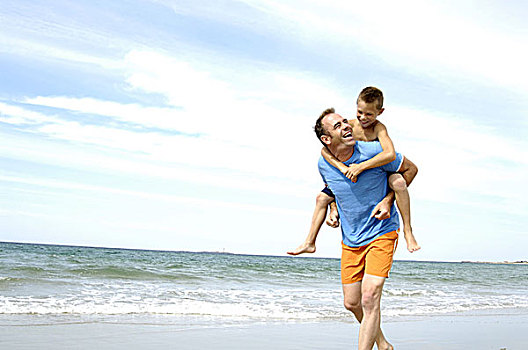 沙滩,父亲,男孩,驮负,愉悦,序列,人,家庭,男人,孩子,儿子,赤足,高兴,一起,喜悦,探险,移动,休闲,度假,暑假,轻松,心情,有趣