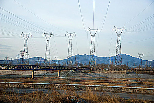 田野间的高压电线塔