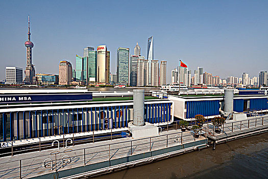上海十六铺码头上停泊的旅游观光船