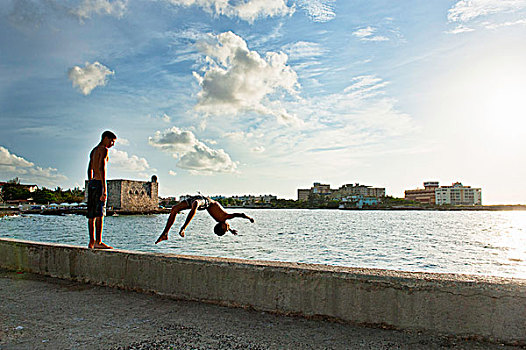 两个男孩,玩,跳水,港口,墙壁,哈瓦那,古巴