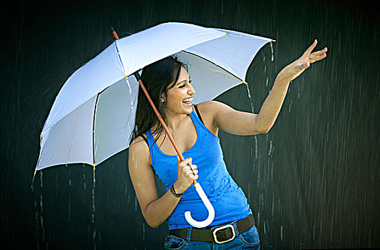 微笑,美女,拿着,伞,享受,雨