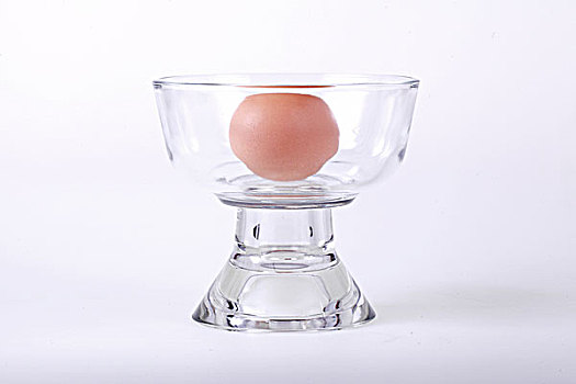 一个鸡蛋放在玻璃碗里