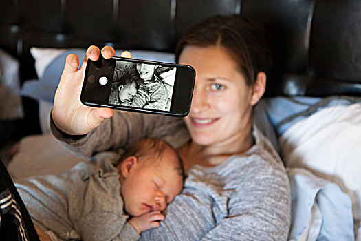 女婴,睡觉,胸部,母亲,自拍,智能手机