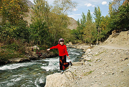 tajikistan,penjakent,portrait,of,local,girl,in,traditional,dress