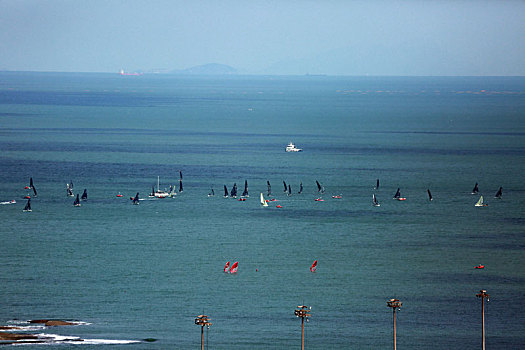 山东省日照市,碧波万顷帆影点点,海龙湾畔风景如画