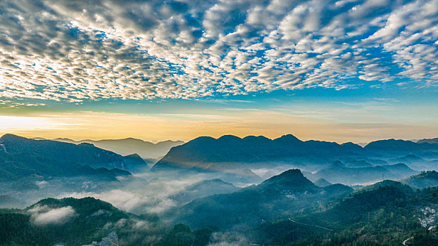 重庆酉阳,秋后山岚扮靓乡村