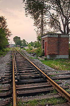 铁路和铁路旁边的小屋