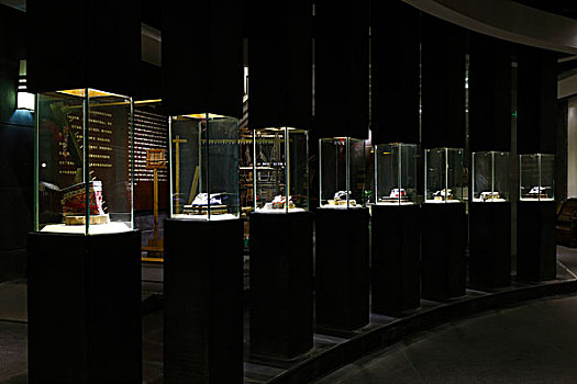 成都蜀锦博物馆,古代妇女穿的刺绣小鞋