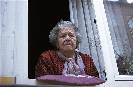 老太太,望向窗外,老人,孤单,德国,欧洲,孤立