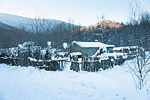 东北冬天山谷里村庄