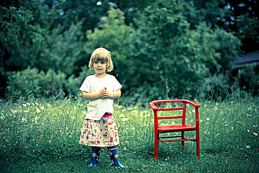 女孩,站立,草地,靠近,红色,椅子
