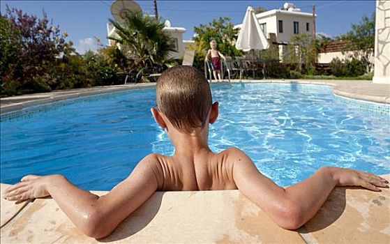 两个男孩,5岁,游泳池,度假屋