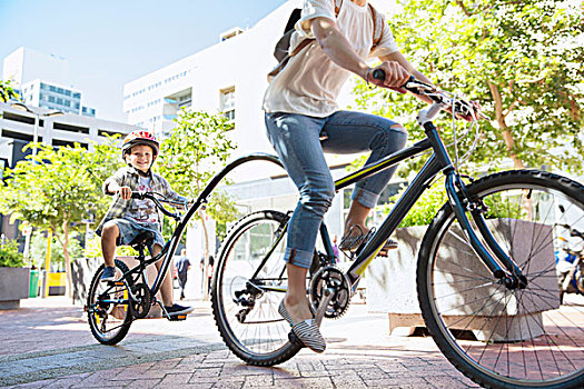 儿子,头盔,骑,双人自行车,母亲,城市公园