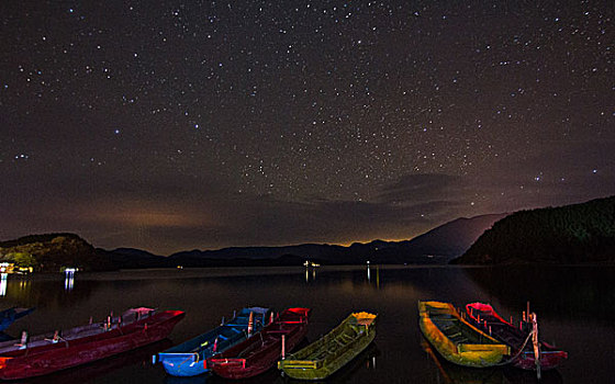 星空下的湖泊与彩色木船