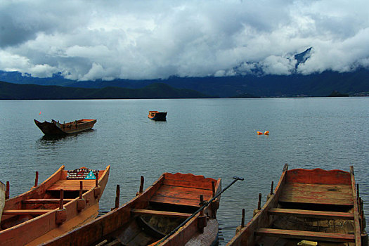 云南丽江泸沽湖湖面上的小舟